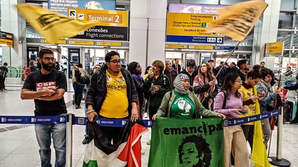 Brasileiros que integravam a flotilha global Sumud desembarcaram nesta quinta-feira (9) no aeroporto de Guarulhos, em São Paulo, após dias detidos pelas autoridades israelenses. - Sputnik Brasil