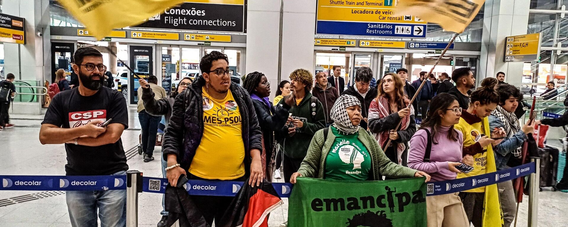 Brasileiros que integravam a flotilha global Sumud desembarcaram nesta quinta-feira (9) no aeroporto de Guarulhos, em São Paulo, após dias detidos pelas autoridades israelenses. - Sputnik Brasil, 1920, 09.10.2025