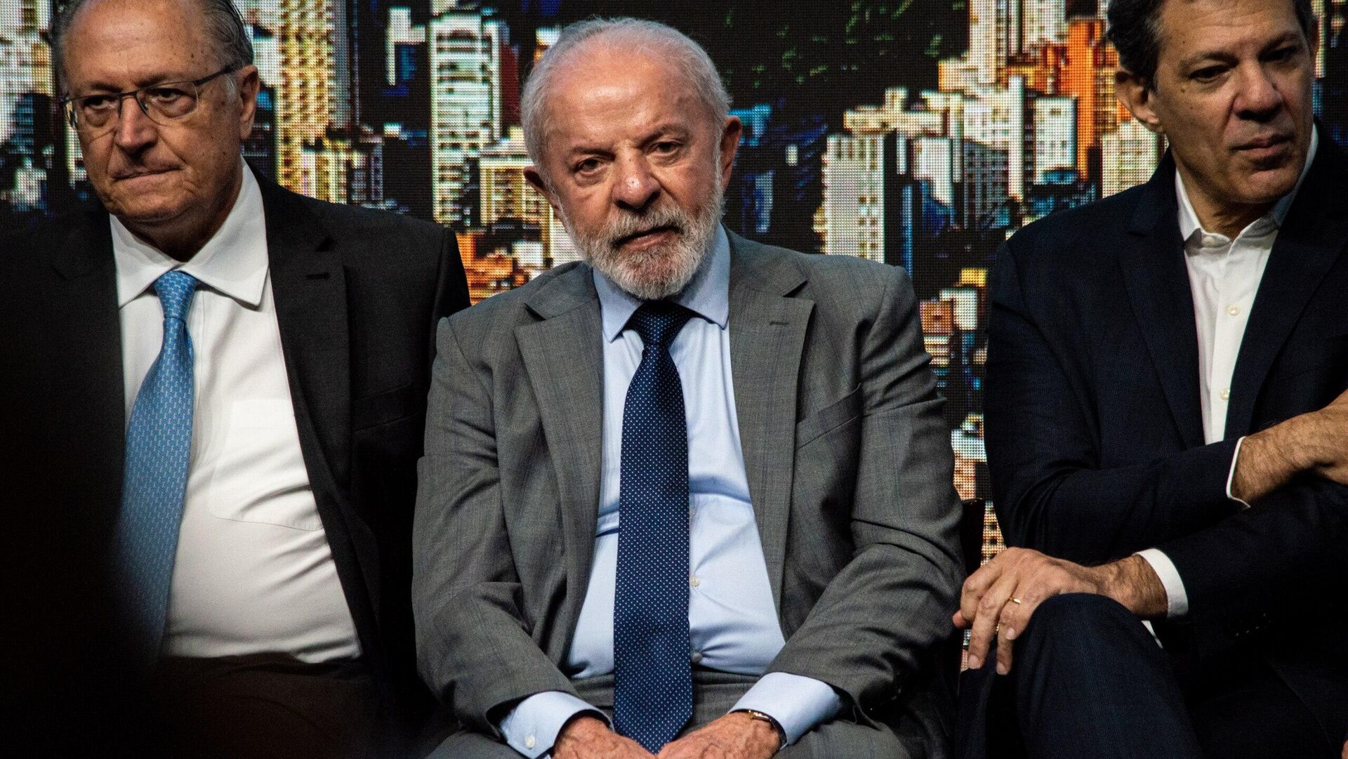 O presidente brasileiro, Luiz Inácio Lula da Silva (PT), com seu vice Geraldo Alckmin e o ministro da Fazenda, Fernando Haddad, em evento em São Paulo (SP). Outubro de 2025. - Sputnik Brasil, 1920, 10.10.2025