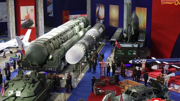 O líder da República Popular Democrática da Coreia, Kim Jong-un, comparece à abertura da Exposição de Equipamentos Militares Defiance Development-2025 em Pyongyang, 4 de outubro de 2025 - Sputnik Brasil