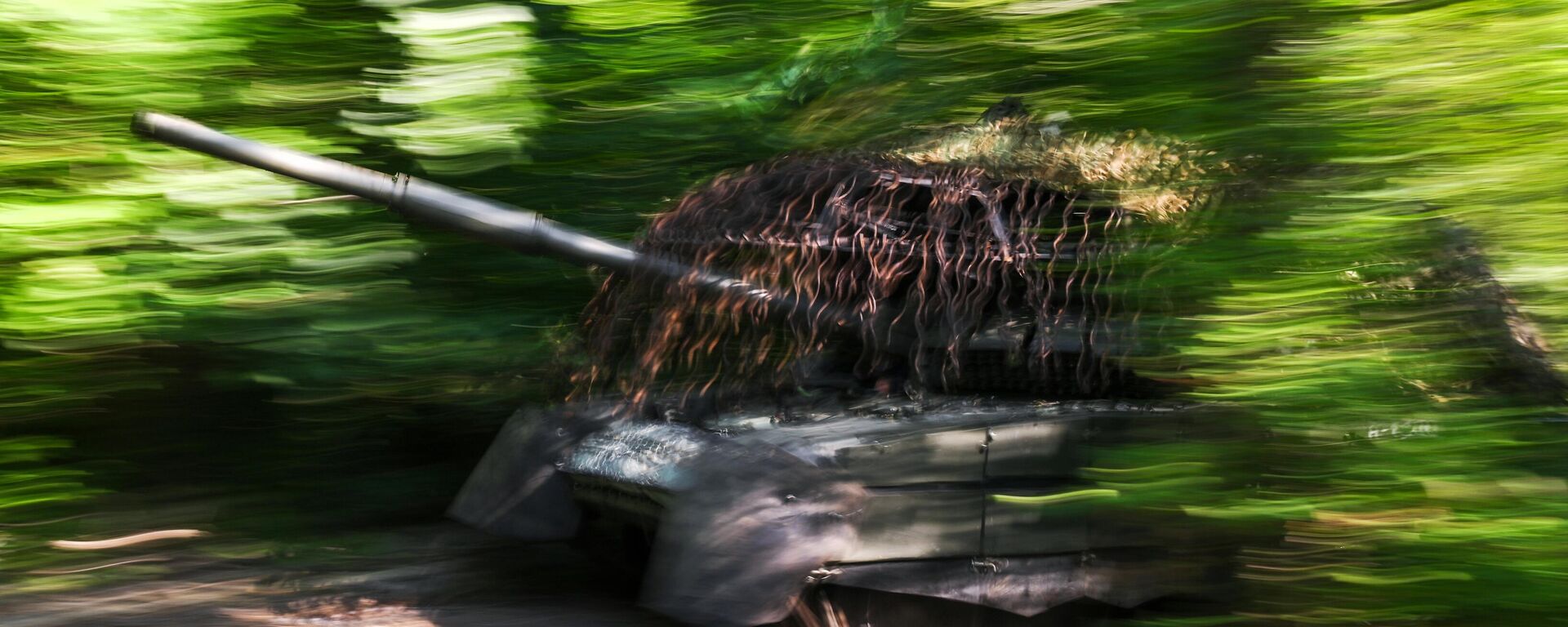 Um tanque russo T-72 na zona da operação militar especial. - Sputnik Brasil, 1920, 11.10.2025