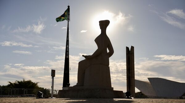 A estátua da Justiça em frente ao Supremo Tribunal Federal (STF) durante o início do julgamento de Jair Bolsonaro e de mais sete réus da trama golpista, Brasília, 2 de setembro de 2025 - Sputnik Brasil