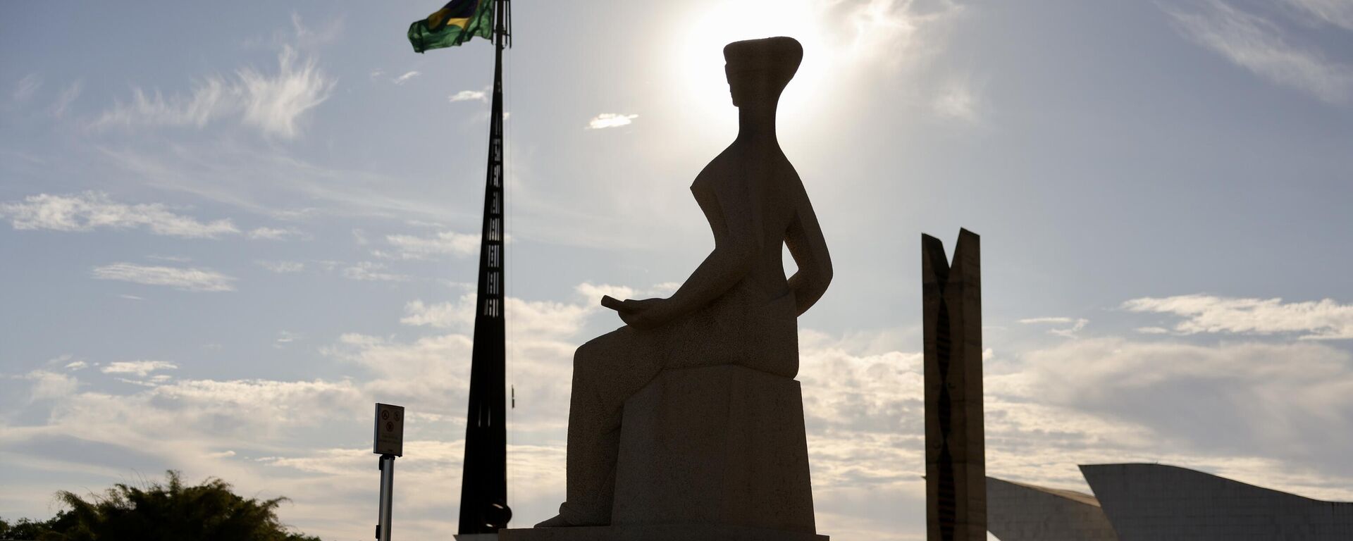 A estátua da Justiça em frente ao Supremo Tribunal Federal (STF) durante o início do julgamento de Jair Bolsonaro e de mais sete réus da trama golpista, Brasília, 2 de setembro de 2025 - Sputnik Brasil, 1920, 12.03.2026
