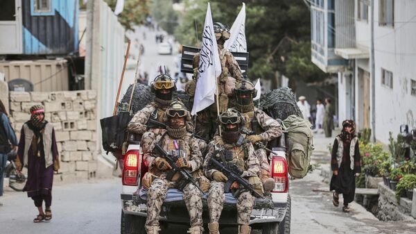 Combatentes do Talibã desfilam nas ruas durante as comemorações que marcam o quarto aniversário da retirada dos EUA e o início do regime do Talibã em Cabul, Afeganistão, em agosto de 2025 - Sputnik Brasil