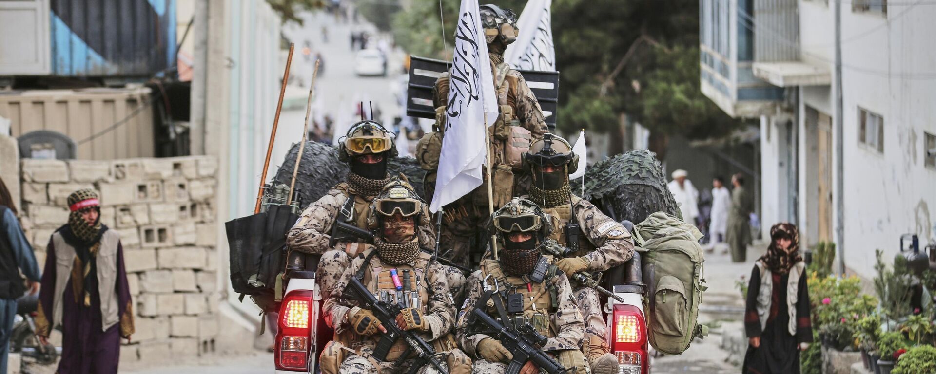 Combatentes do Talibã desfilam nas ruas durante as comemorações que marcam o quarto aniversário da retirada dos EUA e o início do regime do Talibã em Cabul, Afeganistão, em agosto de 2025 - Sputnik Brasil, 1920, 18.10.2025