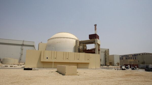 O prédio do reator da usina nuclear de Bushehr é visto no sul do Irã, em agosto de 2010 - Sputnik Brasil