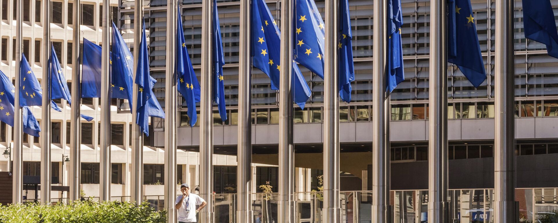 Bandeiras da UE em Bruxelas. - Sputnik Brasil, 1920, 12.10.2025
