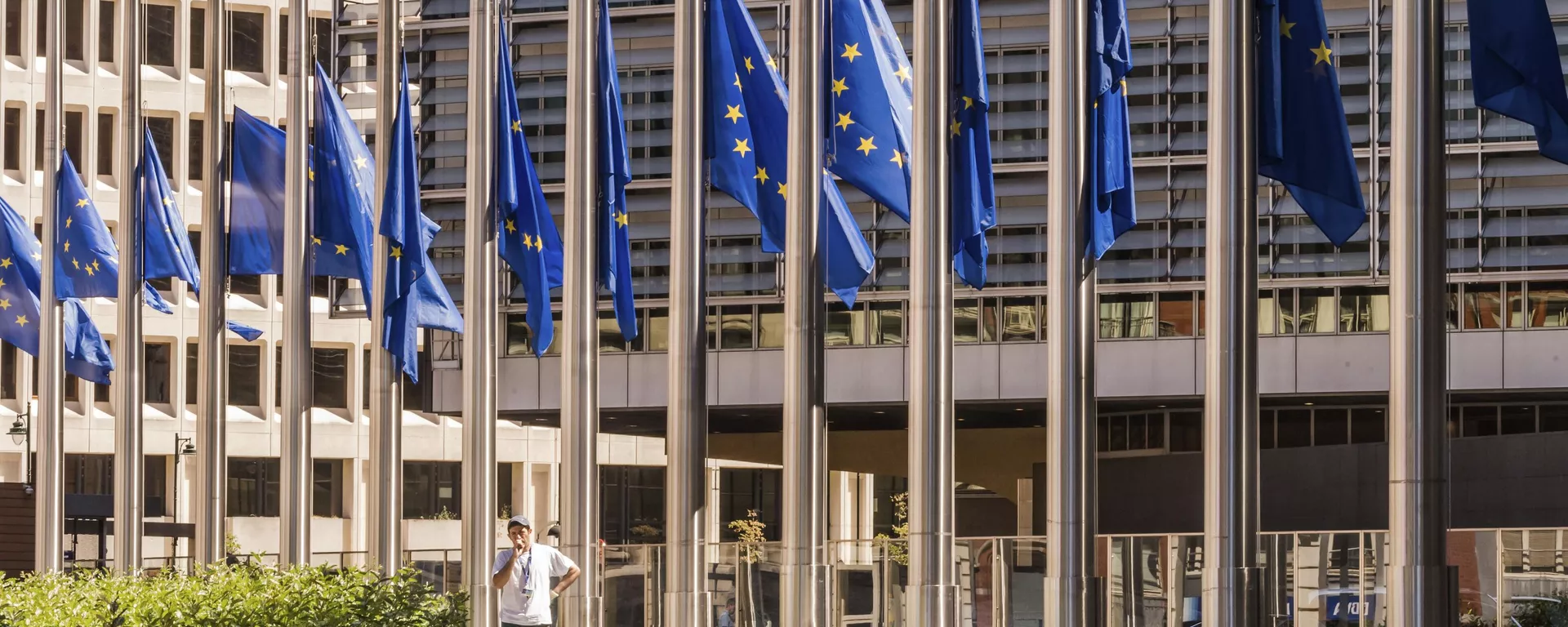Bandeiras da UE em Bruxelas. Bandeiras da UE em Bruxelas. - Sputnik Brasil, 1920, 17.12.2025