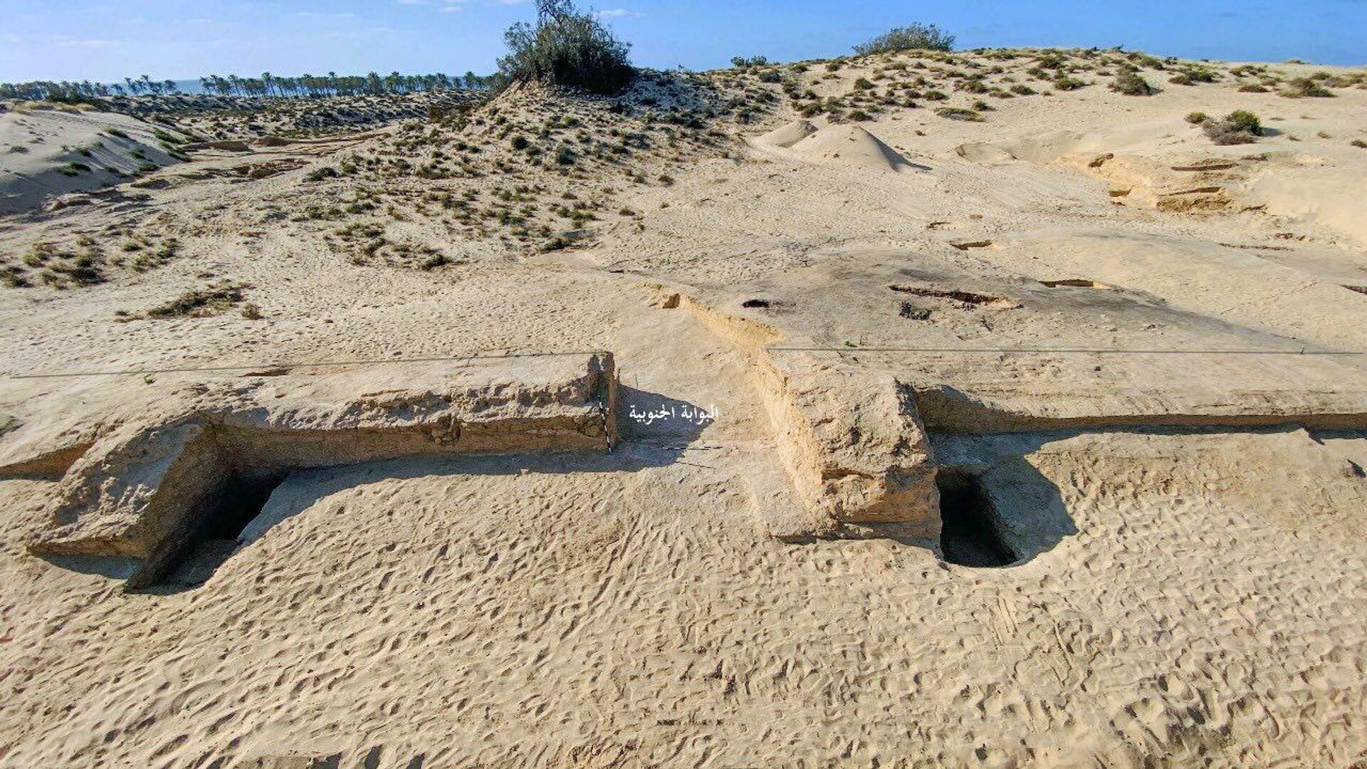 A missão arqueológica egípcia que trabalha no sítio arqueológico de Tel Kharouba, na região de Sheikh Zayed, no Norte do Sinai, descobriu uma fortaleza militar da era do Estado Novo, um dos maiores e mais importantes castelos encontrados na Estrada de Guerra de Hórus, localizada perto da costa do Mediterrâneo. A missão arqueológica egípcia que trabalha no sítio arqueológico de Tel Kharouba, na região de Sheikh Zayed, no Norte do Sinai, descobriu uma fortaleza militar da era do Estado Novo, um dos maiores e mais importantes castelos encontrados na Estrada de Guerra de Hórus, localizada perto da costa do Mediterrâneo.