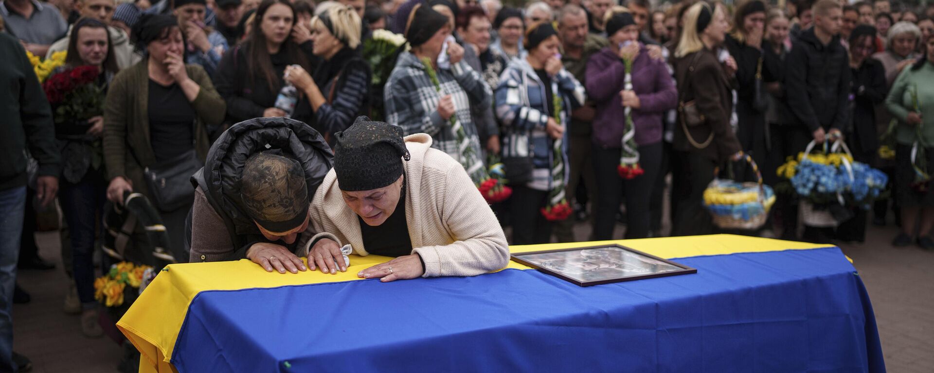 Mãe com sua família choram sobre o caixão de seu filho, combatente ucraniano  que foi eliminado pelas forças russas na linha de frente. - Sputnik Brasil, 1920, 12.10.2025
