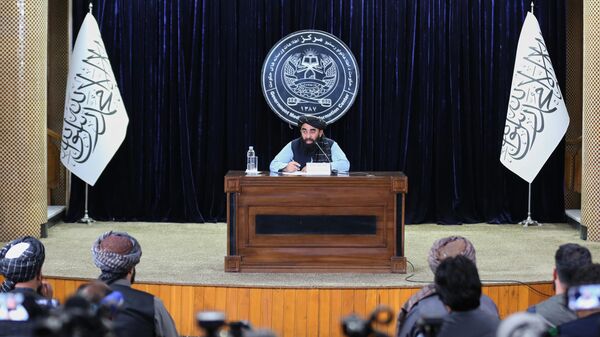 O principal porta-voz do governo Talibã, Zabihullah Mujahid, fala durante uma coletiva de imprensa no Centro de Mídia e Informação do Governo em Cabul, Afeganistão, 12 de outubro de 2025 - Sputnik Brasil