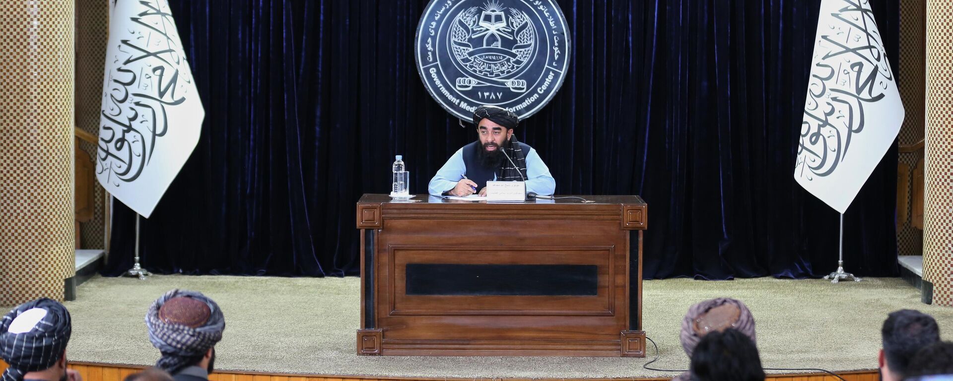 O principal porta-voz do governo Talibã, Zabihullah Mujahid, fala durante uma coletiva de imprensa no Centro de Mídia e Informação do Governo em Cabul, Afeganistão, 12 de outubro de 2025 - Sputnik Brasil, 1920, 12.10.2025