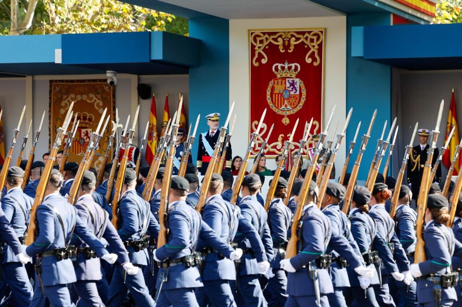 Espanha celebra Festa Nacional com desfile militar e gritos de protesto - Sputnik Brasil, 1920, 12.10.2025