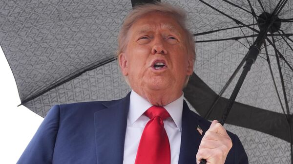 O presidente dos Estados Unidos, Donald Trump, em conversa com a imprensa em outubro de 2025 - Sputnik Brasil