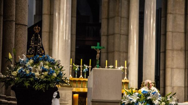 Fiéis celebraram o Dia de Nossa Senhora de Aparecida na Igreja da Sé, no centro de São Paulo, em outubro de 2025 - Sputnik Brasil