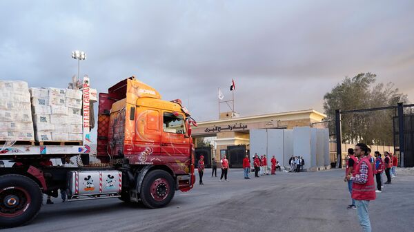 Caminhões transportando ajuda humanitária entram na passagem de Rafah, entre o Egito e a Faixa de Gaza, após um acordo de cessar-fogo entre Israel e o Hamas, em outubro de 2025 - Sputnik Brasil