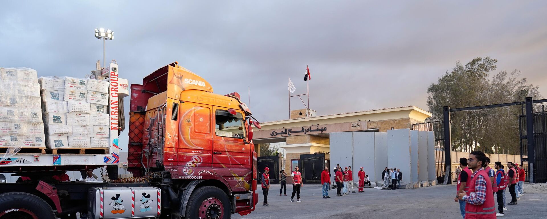 Caminhões transportando ajuda humanitária entram na passagem de Rafah, entre o Egito e a Faixa de Gaza, após um acordo de cessar-fogo entre Israel e o Hamas, em outubro de 2025 - Sputnik Brasil, 1920, 13.10.2025
