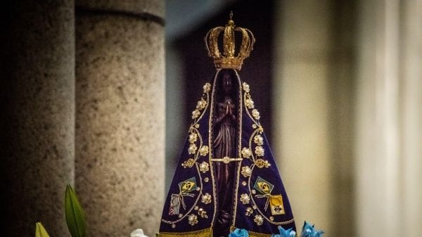 Fiéis celebraram o Dia de Nossa Senhora de Aparecida na Catedral da Sé, no centro de São Paulo, em outubro de 2025 - Sputnik Brasil