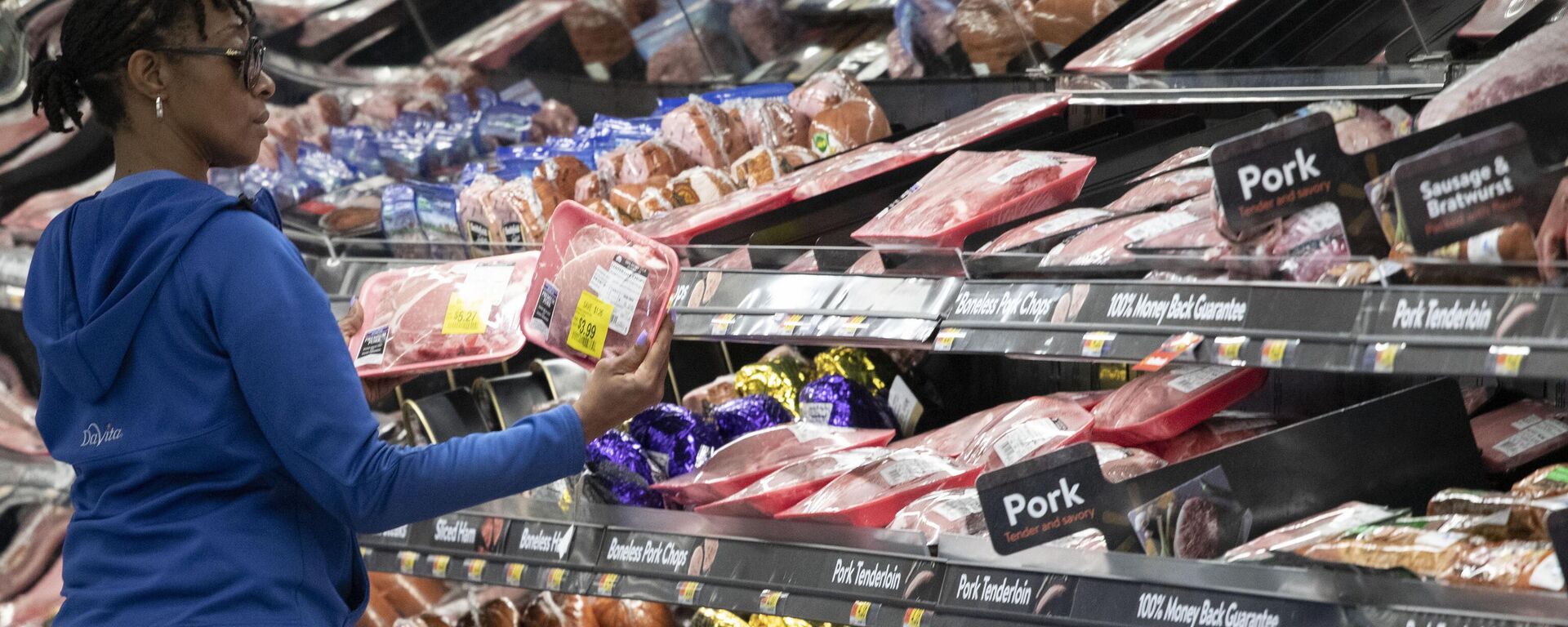 Nesta foto de arquivo, uma cliente faz compras no balcão de carnes de um Walmart Neighborhood Market em Levittown, Nova York, EUA, 24 de abril de 2019 - Sputnik Brasil, 1920, 13.10.2025