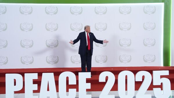 O presidente dos Estados Unidos, Donald Trump, é fotografado diante de letreiro Paz 2025, em visita ao Egito para celebração de acordo entre Hamas e Israel, em outubro de 2025 - Sputnik Brasil