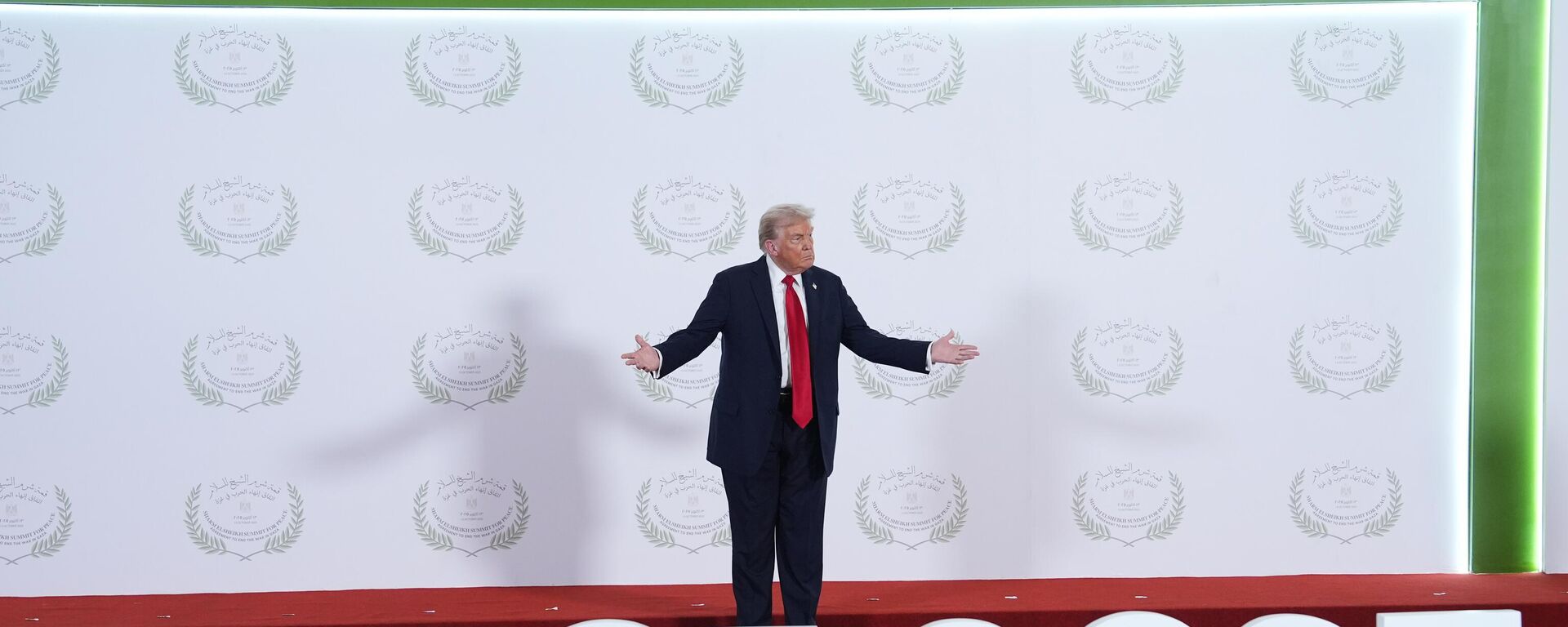 O presidente dos Estados Unidos, Donald Trump, é fotografado diante de letreiro Paz 2025, em visita ao Egito para celebração de acordo entre Hamas e Israel, em outubro de 2025 - Sputnik Brasil, 1920, 13.10.2025