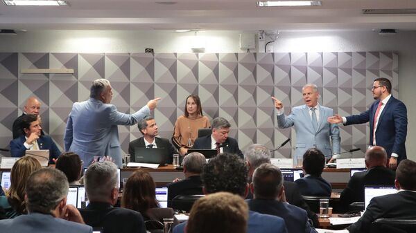 O deputado federal Alfredo Gaspar (União-AL, à esquerda) e o ex-presidente do INSS Alessandro Stefanutto (à direita) discutem durante a CPMI do INSS, em outubro de 2025 - Sputnik Brasil