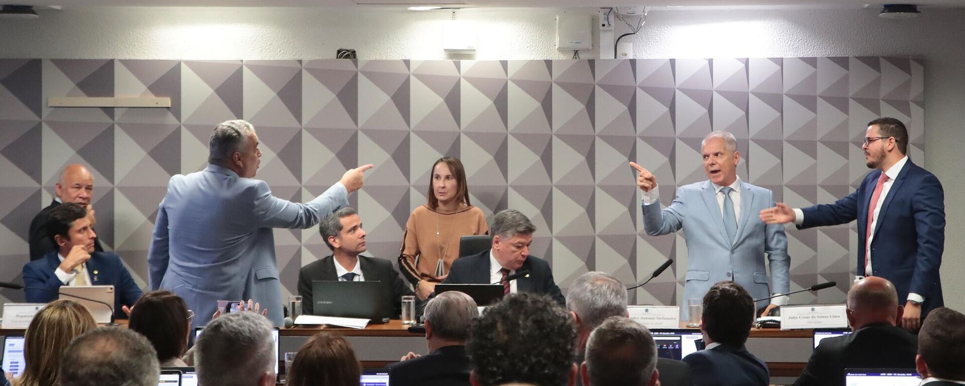 O deputado federal Alfredo Gaspar (União-AL, à esquerda) e o ex-presidente do INSS Alessandro Stefanutto (à direita) discutem durante a CPMI do INSS, em outubro de 2025 - Sputnik Brasil, 1920, 24.11.2025