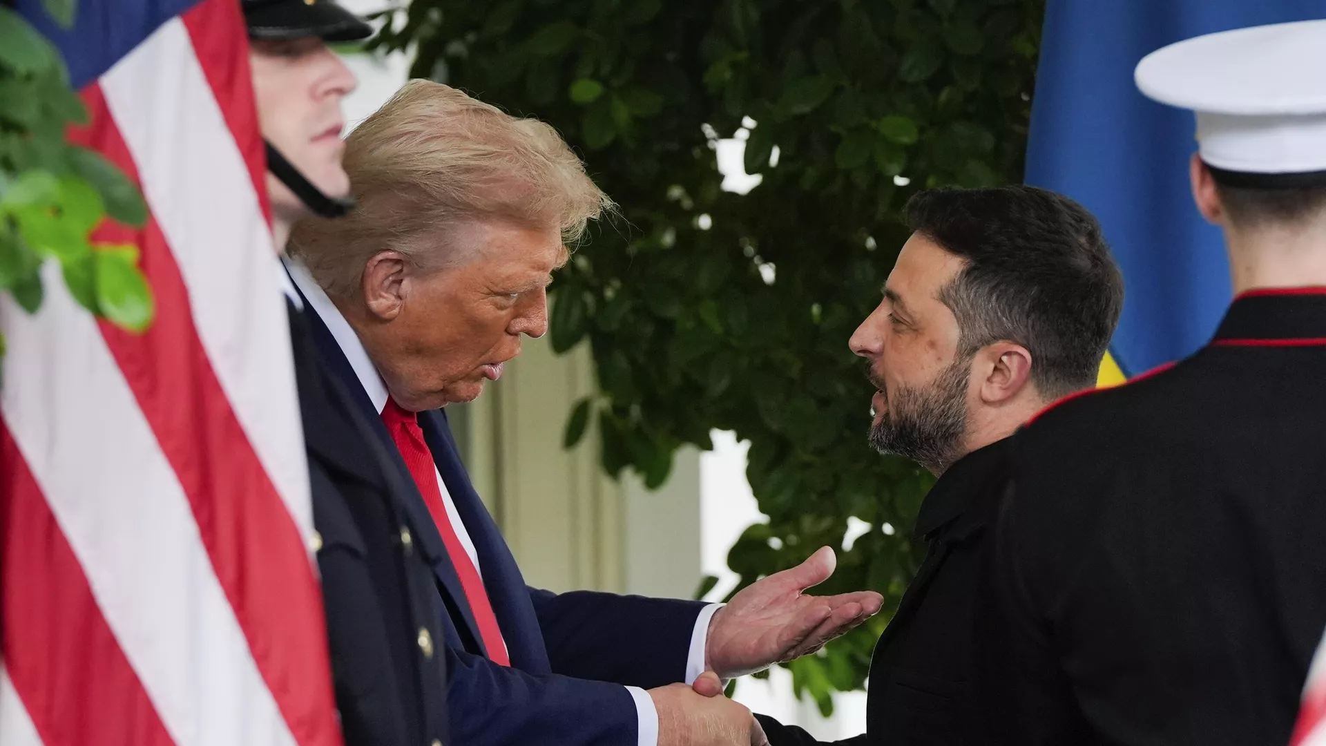 O presidente dos Estados Unidos, Donald Trump (à esq.), em encontro com o líder ucraniano Vladimir Zelensky, na Casa Branca, em agosto O presidente dos Estados Unidos, Donald Trump (à esq.), em encontro com o líder ucraniano Vladimir Zelensky, na Casa Branca, em agosto - Sputnik Brasil, 1920, 06.06.2026