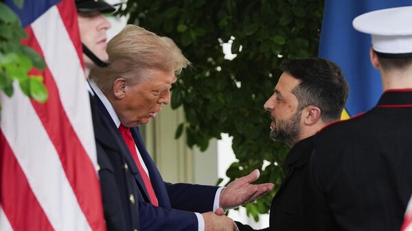 O presidente dos Estados Unidos, Donald Trump (à esq.), em encontro com o líder ucraniano Vladimir Zelensky, na Casa Branca, em agosto - Sputnik Brasil