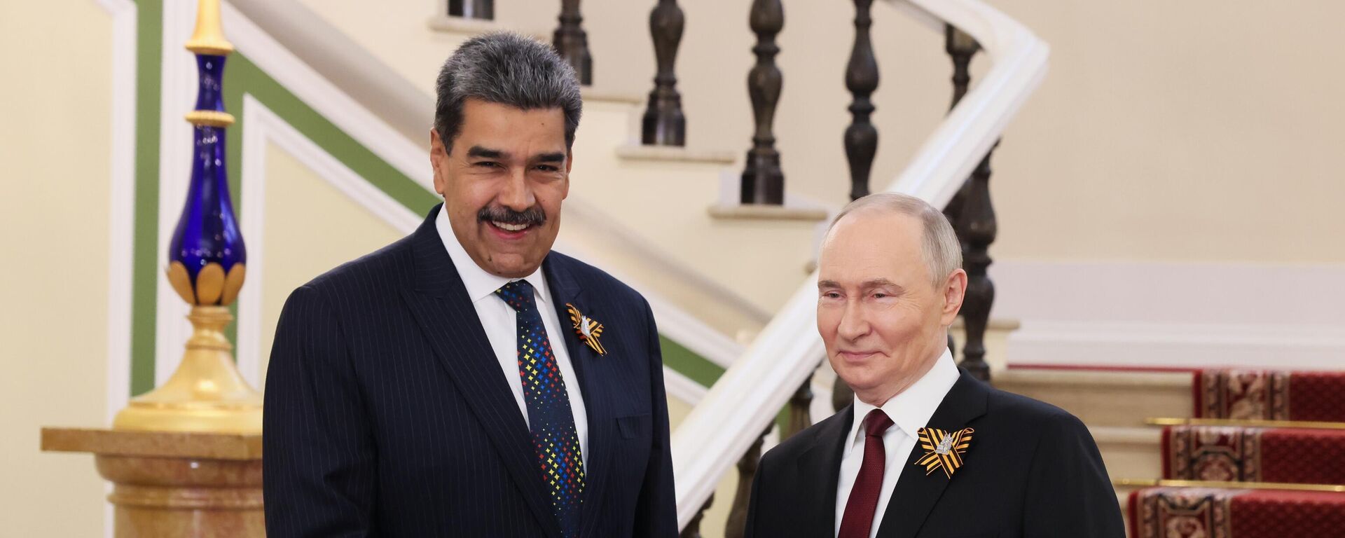 O presidente da Rússia, Vladimir Putin, e o presidente da Venezuela, Nicolás Maduro, (à esq.) se encontram no Kremlin em maio de 2025 - Sputnik Brasil, 1920, 14.10.2025