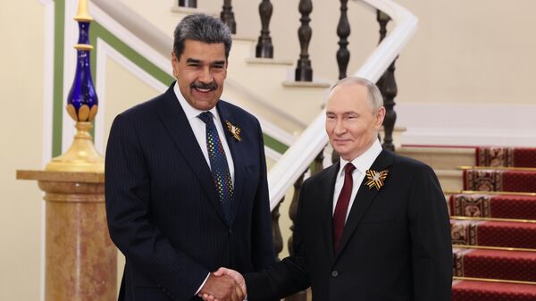 O presidente da Rússia, Vladimir Putin, e o presidente da Venezuela, Nicolás Maduro, (à esq.) se encontram no Kremlin em maio de 2025 - Sputnik Brasil