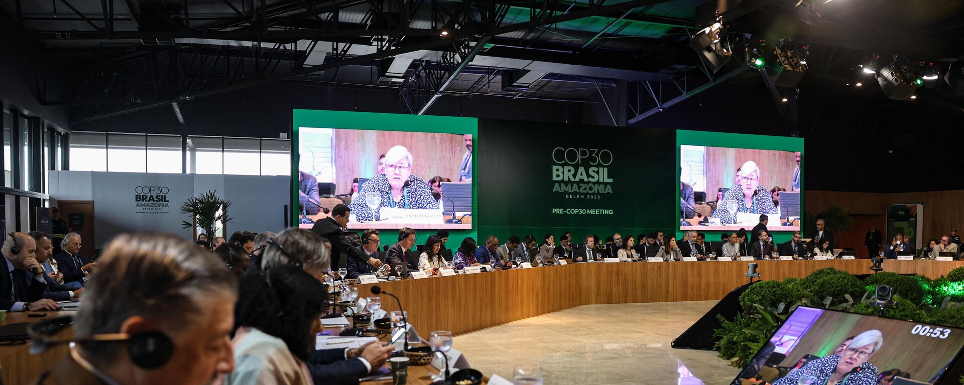 A ministra do Meio Ambiente, Marina Silva, participa de plenária no segundo dia da pré-COP30, em Brasília - Sputnik Brasil, 1920, 14.10.2025