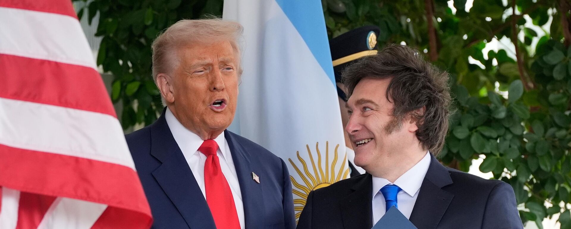 O presidente dos Estados Unidos, Donald Trump (à dir.), em encontro com o presidente da Argentina, Javier Milei (à esq.), na Casa Branca, em outubro de 2025 - Sputnik Brasil, 1920, 14.10.2025