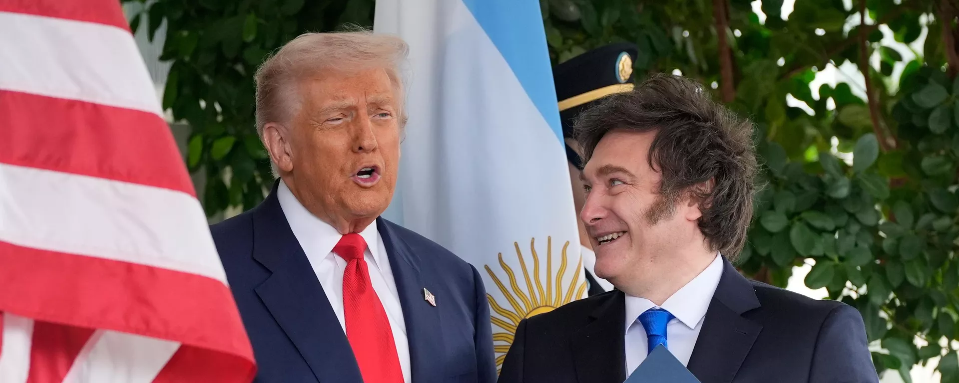 O presidente dos Estados Unidos, Donald Trump (à dir.), em encontro com o presidente da Argentina, Javier Milei (à esq.), na Casa Branca, em outubro de 2025 - Sputnik Brasil, 1920, 27.10.2025