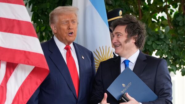 O presidente dos Estados Unidos, Donald Trump (à dir.), em encontro com o presidente da Argentina, Javier Milei (à esq.), na Casa Branca, em outubro de 2025 - Sputnik Brasil