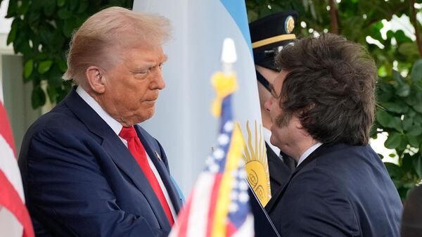 O presidente Donald Trump cumprimenta seu homólogo argentino, Javier Milei, na Casa Branca. Washington, D.C., EUA, 14 de outubro de 2025 - Sputnik Brasil