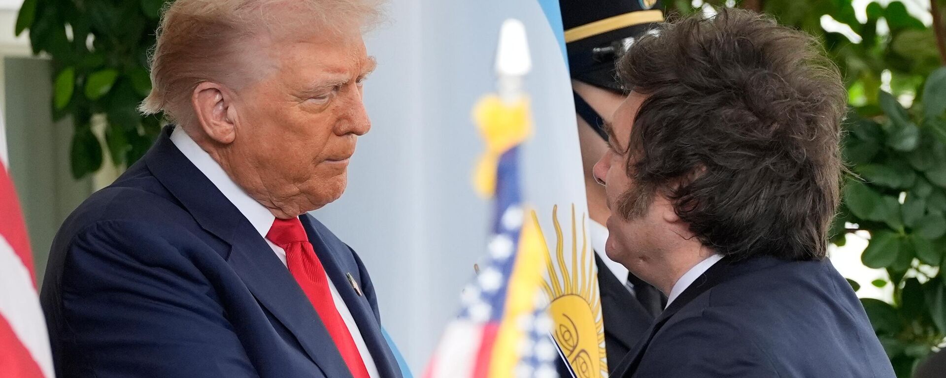 O presidente Donald Trump cumprimenta seu homólogo argentino, Javier Milei, na Casa Branca. Washington, D.C., EUA, 14 de outubro de 2025 - Sputnik Brasil, 1920, 14.10.2025
