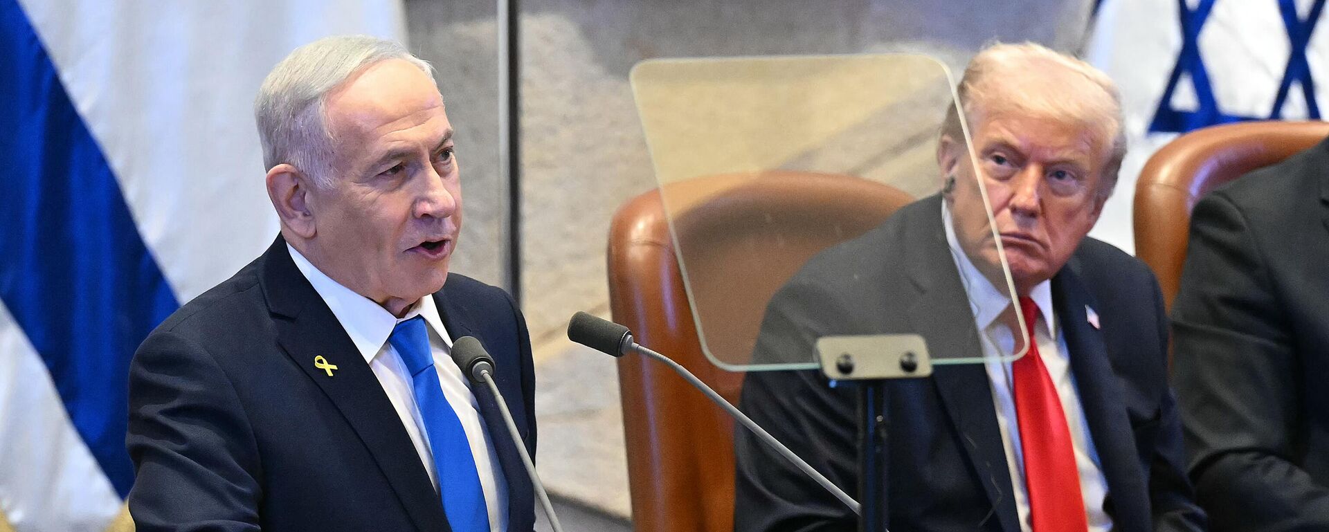 O primeiro-ministro de Israel, Benjamin Netanyahu (à esq.), discursa aos olhares do presidente dos Estados Unidos, Donald Trump, em outubro de 2025 - Sputnik Brasil, 1920, 14.10.2025