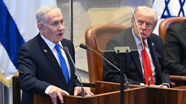 O primeiro-ministro de Israel, Benjamin Netanyahu (à esq.), discursa aos olhares do presidente dos Estados Unidos, Donald Trump, em outubro de 2025 - Sputnik Brasil