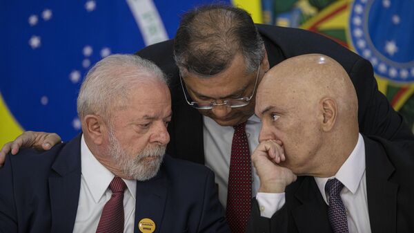 O presidente do Brasil, Luiz Inácio Lula da Silva (à esq.), em conversa com o então ministro da Justiça, Flávio Dino (centro), e o ministro do STF Alexandre de Moraes (à dir.), em abril de 2023 - Sputnik Brasil