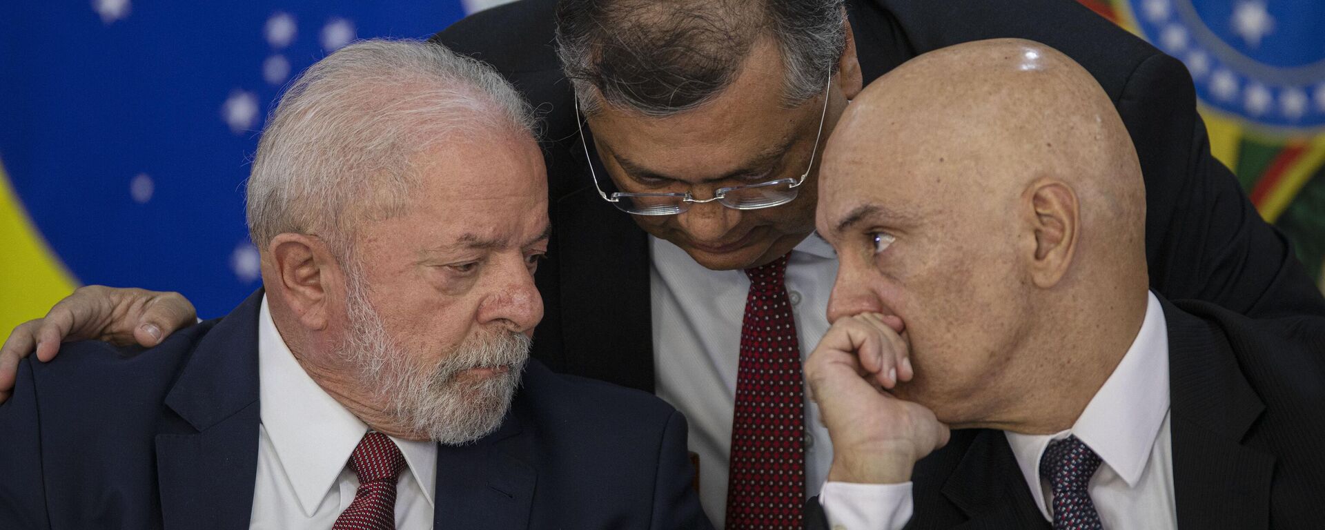O presidente do Brasil, Luiz Inácio Lula da Silva (à esq.), em conversa com o então ministro da Justiça, Flávio Dino (centro), e o ministro do STF Alexandre de Moraes (à dir.), em abril de 2023 - Sputnik Brasil, 1920, 14.10.2025
