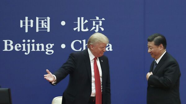O presidente dos Estados Unidos, Donald Trump (à esq.), em encontro com o presidente da China, Xi Jinping (à dir.), em Pequim, em 2027 - Sputnik Brasil