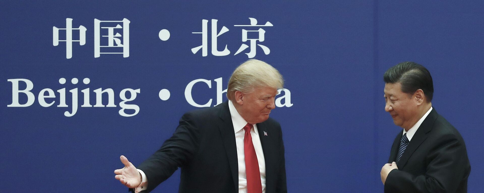O presidente dos Estados Unidos, Donald Trump (à esq.), em encontro com o presidente da China, Xi Jinping (à dir.), em Pequim, em 2027 - Sputnik Brasil, 1920, 19.12.2025