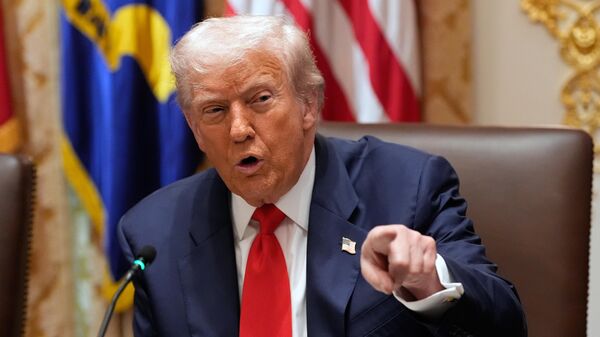 O presidente norte-americano, Donald Trump, discursa durante reunião com o presidente argentino, Javier Milei, na Sala do Gabinete da Casa Branca, em Washington, D.C., em 14 de outubro de 2025 - Sputnik Brasil