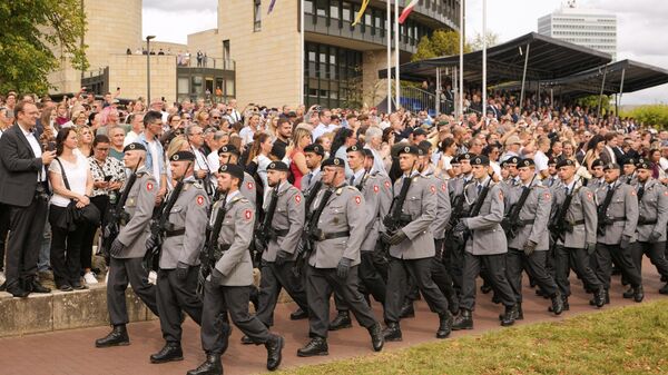 Soldados marcham armados em uma cerimônia de juramento para novos recrutas do Exército Alemão (Bundeswehr) em frente ao parlamento estadual da Renânia do Norte-Vestfália em Duesseldorf, Alemanha, 4 de setembro de 2025 - Sputnik Brasil