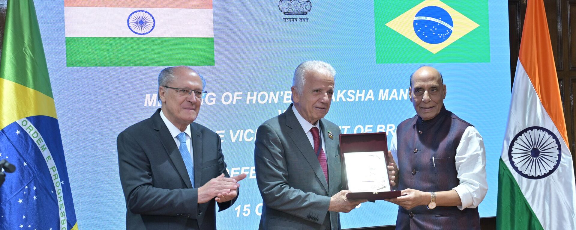 O vice-presidente do Brasil, Geraldo Alckmin (à esquerda), e o ministro da Defesa do Brasil, José Mucio (no centro), se encontram com o ministro da Defesa indiano, Rajnath Singh, em Nova Deli, na Índia, em missão empresarial ao país, em 15 de outubro de 2025 - Sputnik Brasil, 1920, 15.10.2025
