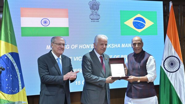 O vice-presidente do Brasil, Geraldo Alckmin (à esquerda), e o ministro da Defesa do Brasil, José Mucio (no centro), se encontram com o ministro da Defesa indiano, Rajnath Singh, em Nova Deli, na Índia, em missão empresarial ao país, em 15 de outubro de 2025 - Sputnik Brasil