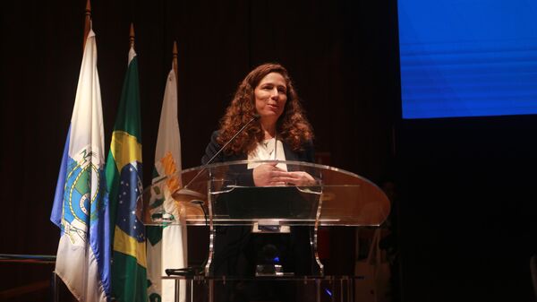 Ministra da Gestão e Inovação, Esther Dweck, fala em evento no Rio de Janeiro, em 15 de outubro de 2025 - Sputnik Brasil