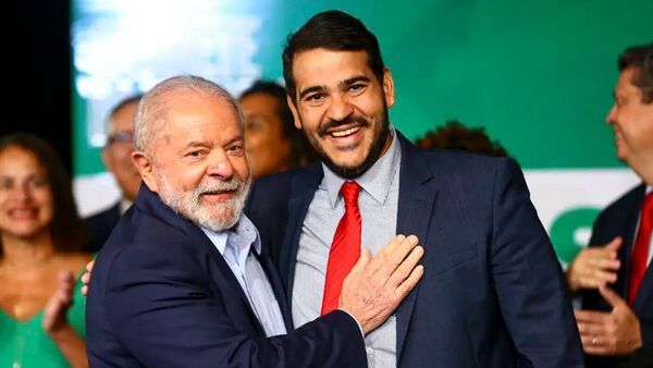 O presidente do Brasil, Luiz Inácio Lula da Silva (à esq.), ao lado do advogado-geral da União, Jorge Messias (à dir.) - Sputnik Brasil