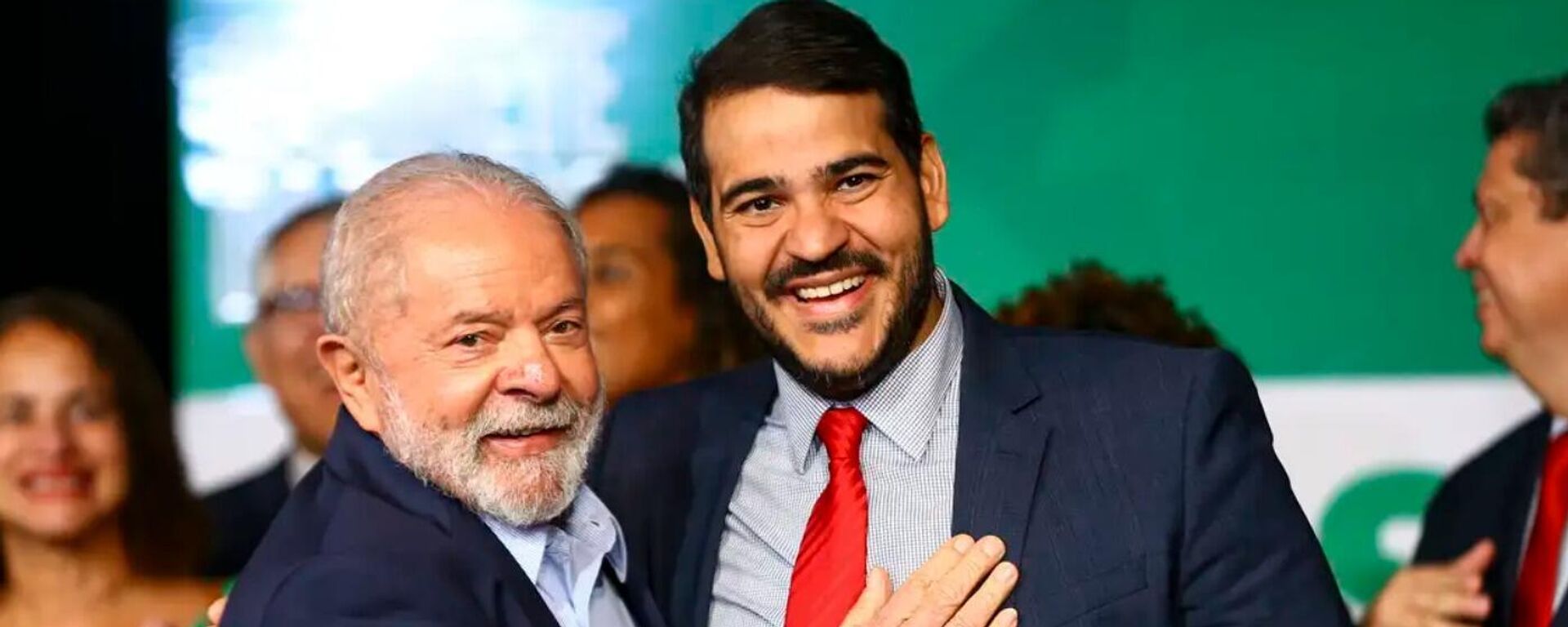 O presidente do Brasil, Luiz Inácio Lula da Silva (à esq.), ao lado do advogado-geral da União, Jorge Messias (à dir.) - Sputnik Brasil, 1920, 15.10.2025